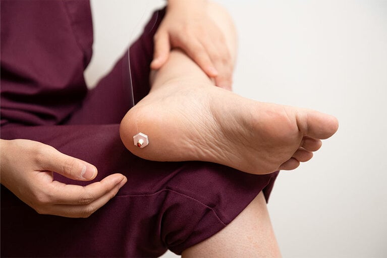 足裏は硬いので、指での指圧は不向き。お灸による熱の刺激か、拳の側面でトントンとリズムよく30回くらい叩きます。