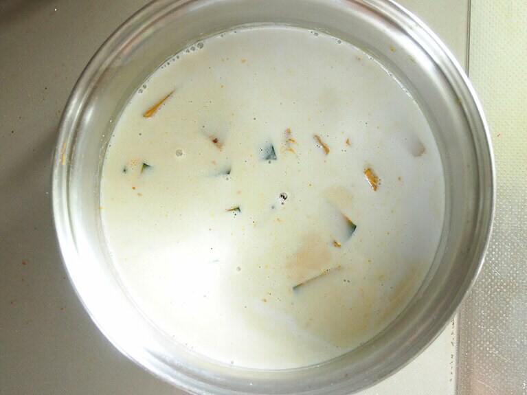 (4) 鍋にココナッツミルク、豆乳、煮小豆、黒砂糖、(3)のかぼちゃを入れて弱火で加熱します。