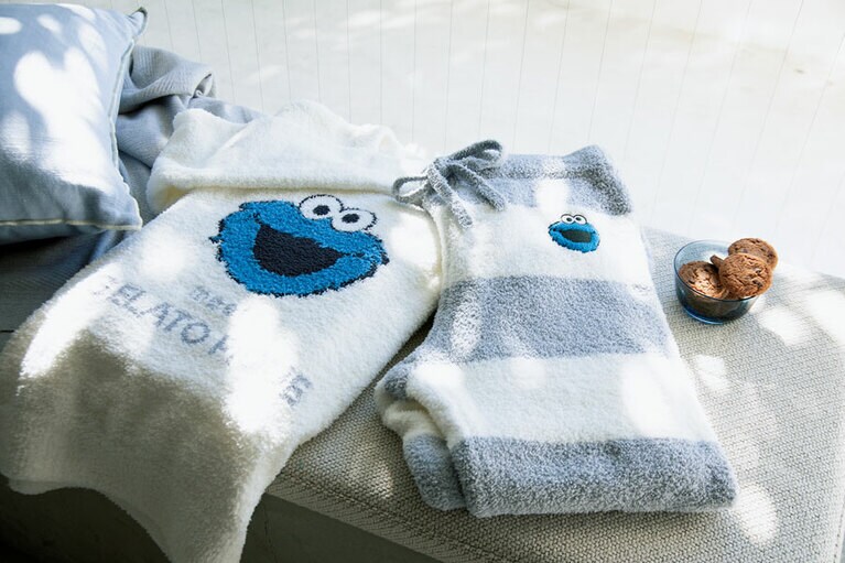 胸元のお顔に毎日元気をもらえそう。ふわふわの肌触りにも癒されて。クッキーに目がないお茶目なクッキーモンスターをあしらったプルオーバーと、ジェラート ピケのシグネチャーである2ボーダーパンツのセット。ジャガードプルオーバー ＆ ロングパンツセット 13,970円。