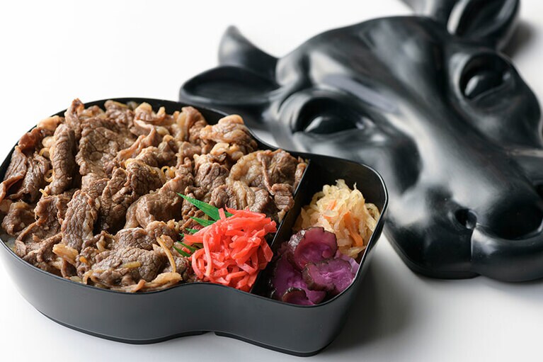 愛嬌ある牛顔容器で大ヒット！ 松阪名物の特選すき焼き弁当。