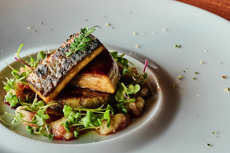ひらまつ各店で豊富な経験を積んだシェフが繰り出す、旬の味覚がふんだんのフランス料理。