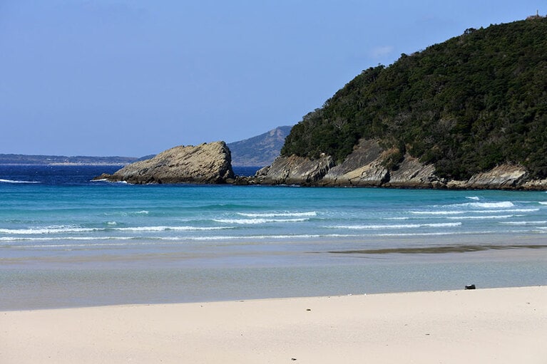 福江島はもちろん、日本を代表するビーチのひとつ、高浜海水浴場。ゆっくりと移り行く青のグラデーションがみごと。