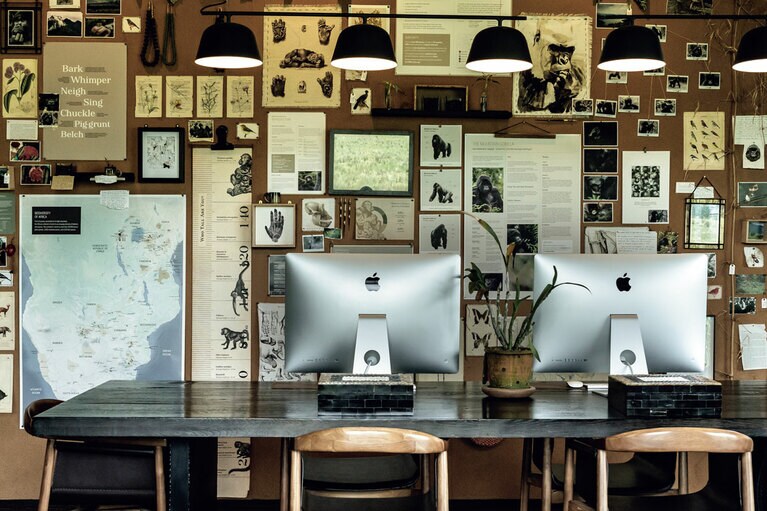 “コンサーベーション・ルーム”には地図や書籍、PCや大画面テレビも備わる。©Singita