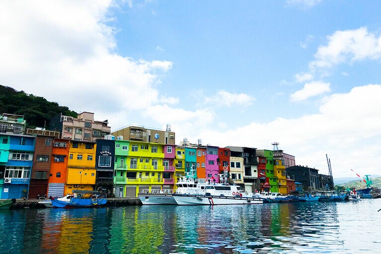 表紙の舞台は台湾の基隆。こちらは名物、正濱漁港彩色屋。