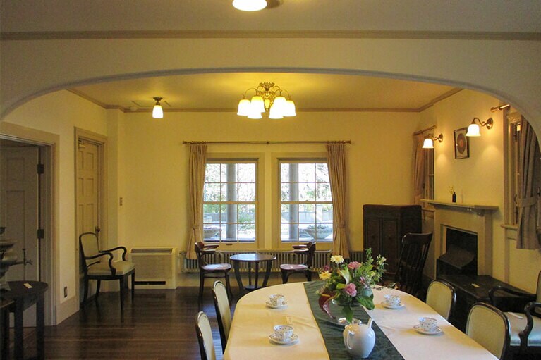 緩やかに居間とダイニングを区切っているアーチをチェック！「山手234番館」［横浜市認定歴史的建造物］。