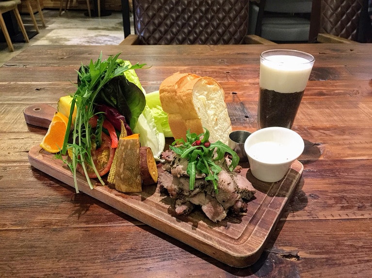 男性にも大人気の「義式紅酒豬小排豬(380元)」。