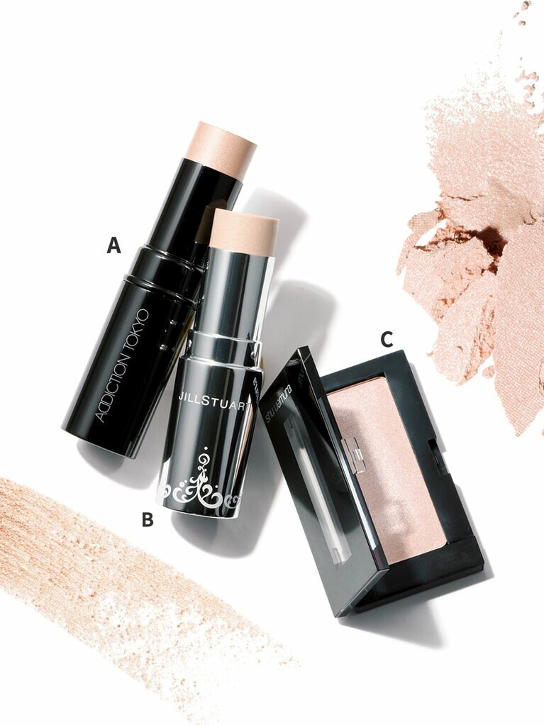 A：ザ グロウ スティック 001P 3,800円／アディクション ビューティ B：ムーンリット デュー ハイライター 01 3,200円／ジルスチュアート ビューティ C：フェイス カラー IR025 3,700円(セット価格)／シュウ ウエムラ