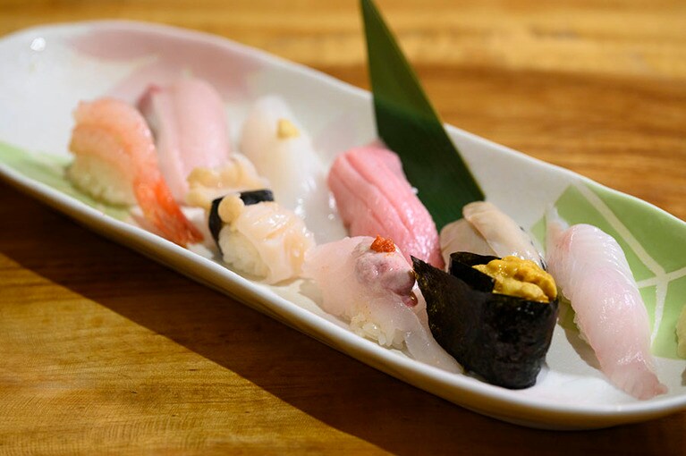 大将おすすめのネタを厳選した「佐渡の鮨おまかせ（9貫）」3,800円。この日は、鮑、南蛮エビ、カワハギ（肝）、ヤリイカ、ブリトロ、メバルなど。