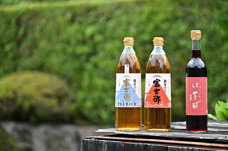 左から、「富士酢プレミアム」900ml 2,592円、「純米富士酢」900ml 1,296円、「紅芋酢」500ml 2,592円。