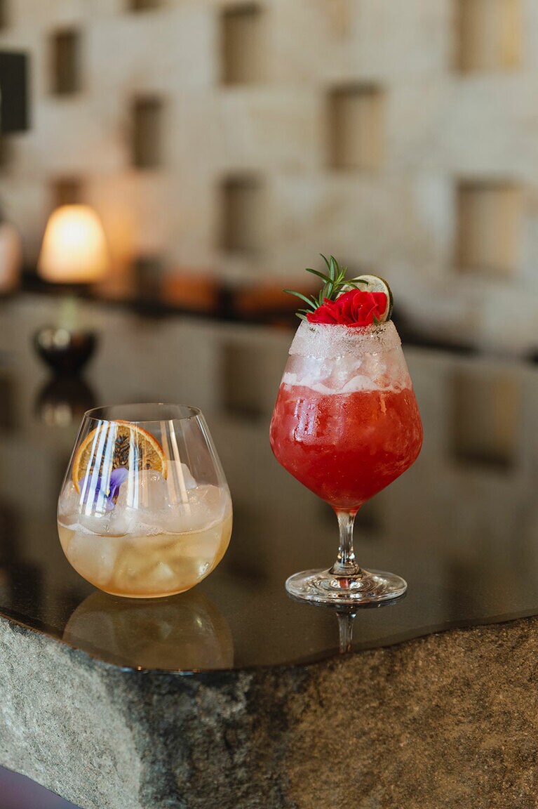 左からモクテル 2,600円(サ別)とカクテル 3,500円(サ別)。※宿泊プランには料金が含まれている。※他のインターコンチネンタルホテルでは価格が異なる。