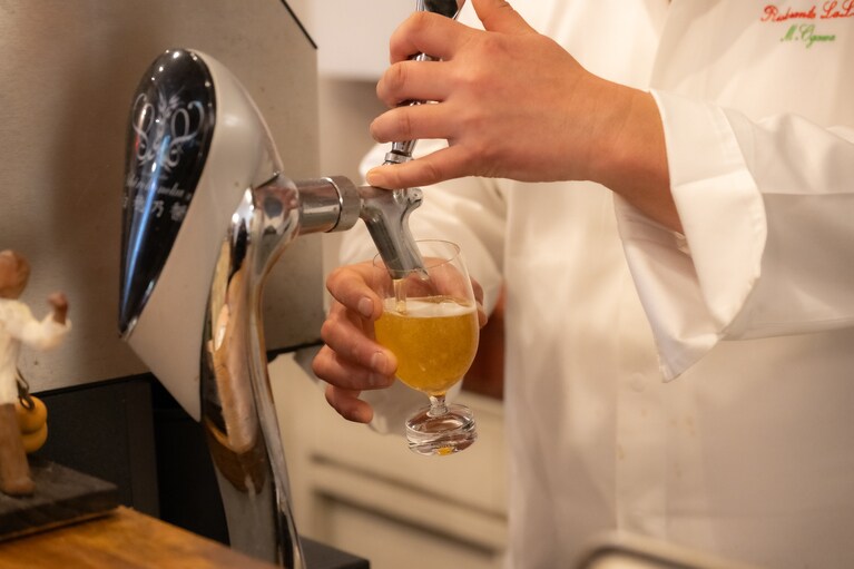 白穂乃香を注ぐ手さばき。