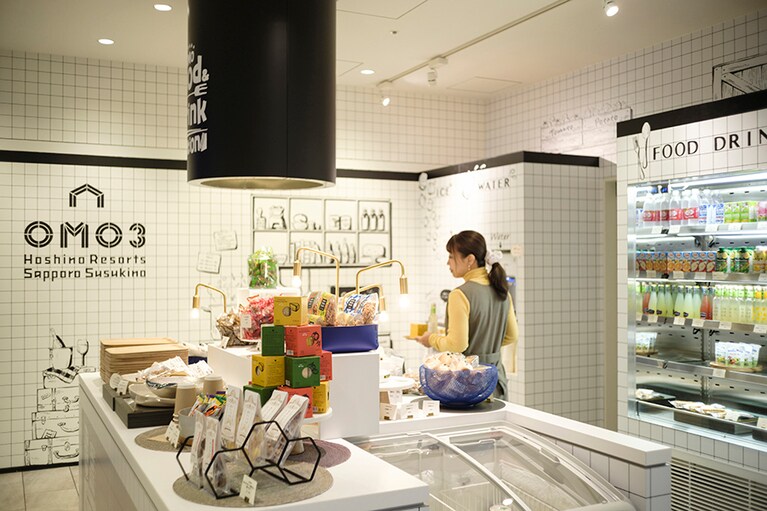 「OMO Food ＆ Drink Station」には、ドリンク類やおつまみ、スナックなどがあり、館内で楽しむのにも、お土産にもよさそうです。