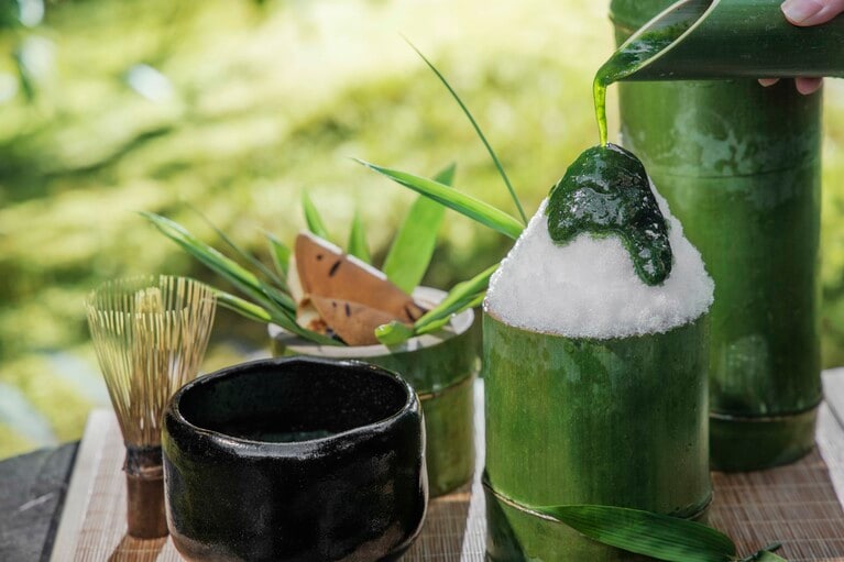 星のや京都特製のかき氷のレシピは、見た目も味わいも爽やかになるもの。添えられた和菓子の若鮎には、平安貴族の夏バテ防止の知恵が盛り込まれている。