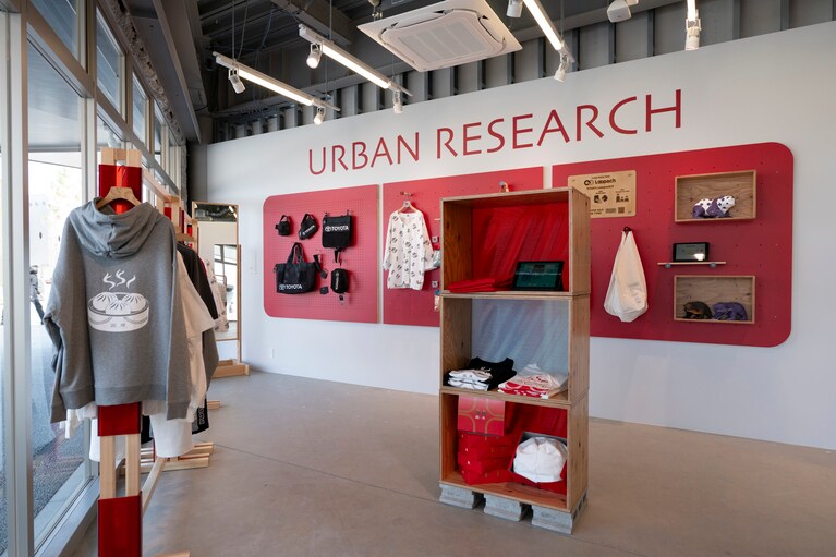 ガラス張りの明るい店内には、アーバンリサーチの万博への思いがぎゅっと詰まっている。