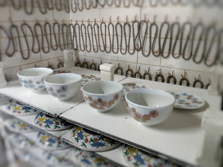 大正15年に有田町の伯父山で開窯された老舗の窯元、伯父山窯とタッグを組む。