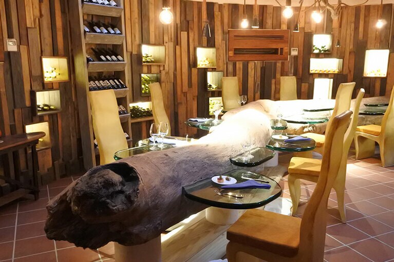 ギリ・テイスティング・ジャーニーではワインセラー内での試飲も。