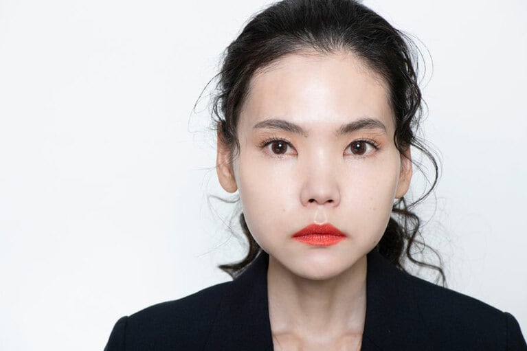 明るく透明感のある肌に眼鏡の黒が映え、眼鏡のボリューム感を感じさせない仕上がりに。キリっと引き締まった目元に、リップの赤が女性らしさを感じさせます。