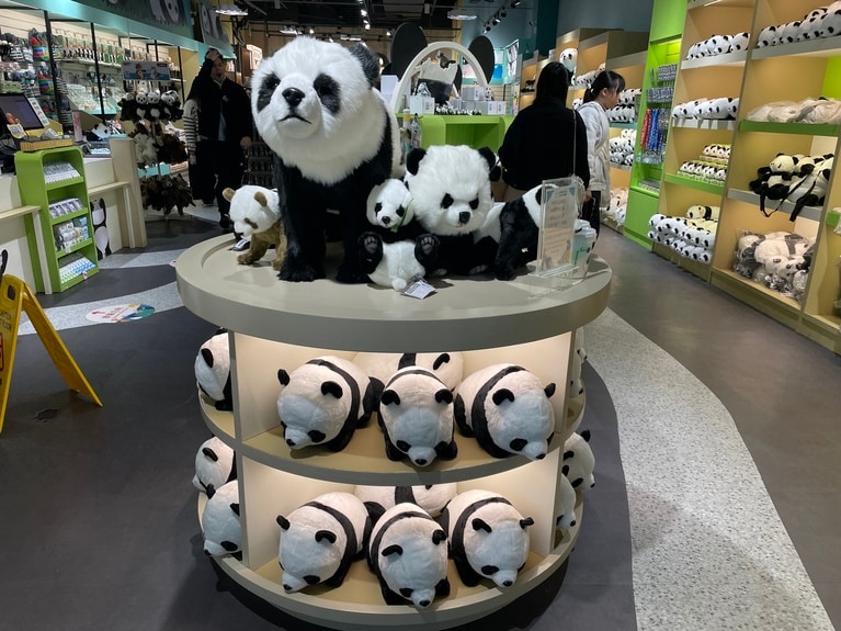 ぬいぐるみを中心に、指人形やキーホルダーなど、バリエーション豊かな商品が揃っています。