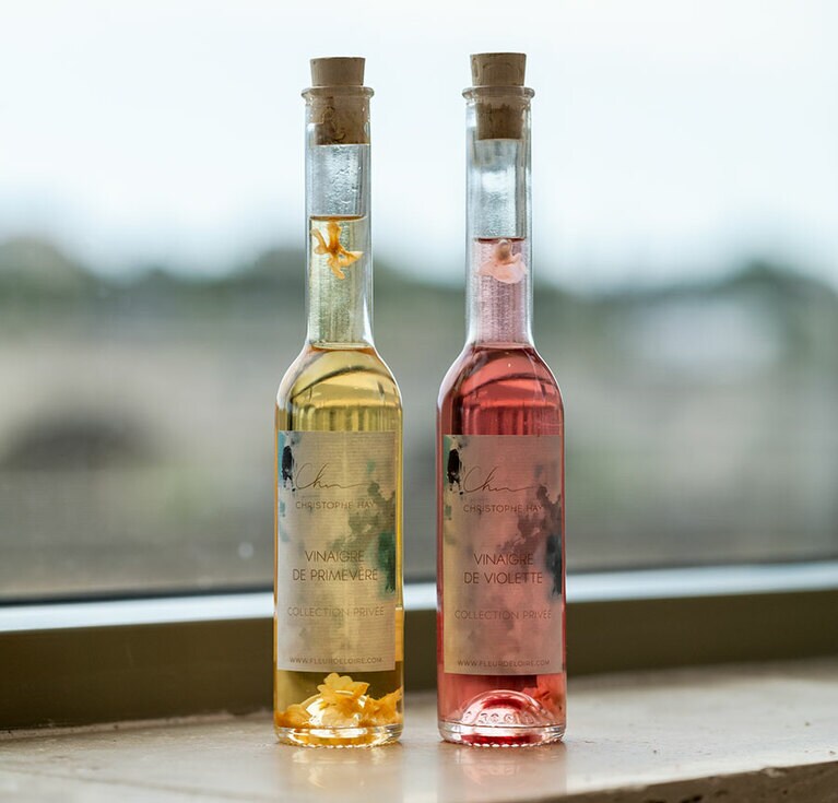 香りも優雅な自家製のヴィネガー。左はサクラソウ風味、右はヴァイオレット風味。各9ユーロ。