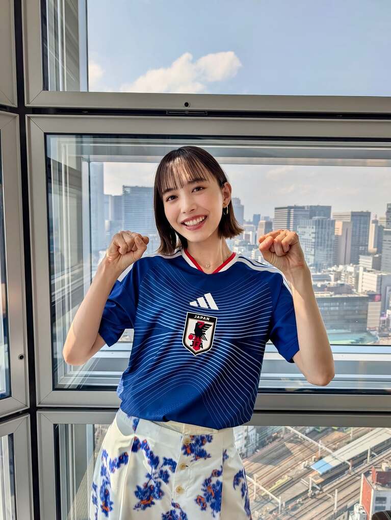 井桁弘恵さんの爽やかなユニフォームコーデ（井桁弘恵さんのマネージャーの公式Instagramより引用）