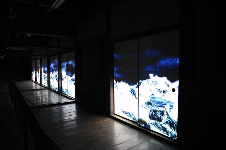 本丸と二ノ丸を結ぶ渡り廊下の襖に映し出される、波を描いたインスタレーション作品。