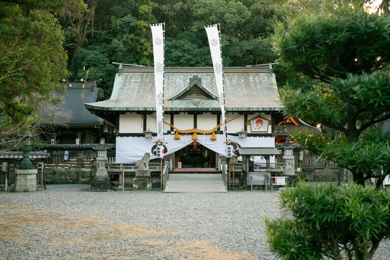 社殿の背後には仮庵山が控える。熊楠はこの山を「クラガリ山」と呼び、親しんだ