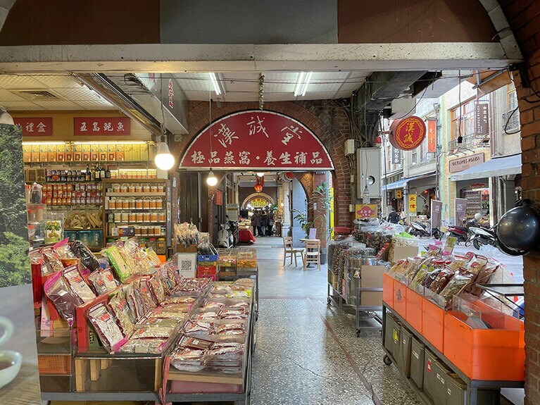 アーケードは、強い日差しを遮り雨よけにもなるので、歩くのに便利です。