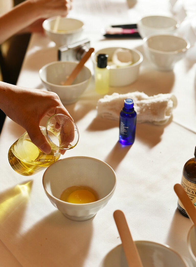 様々な素材にアーモンドオイルを足すだけで、あっという間に手作りコスメが出来上がる。