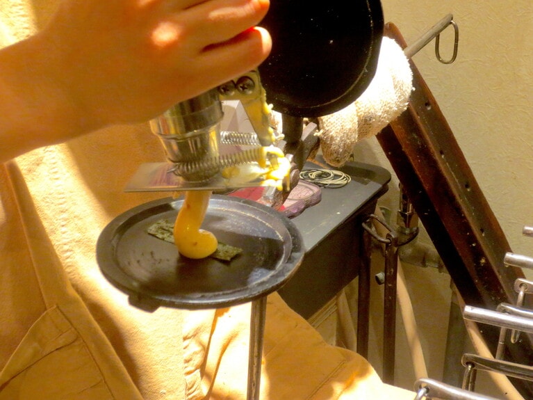 海苔を置いて生地を絞る。