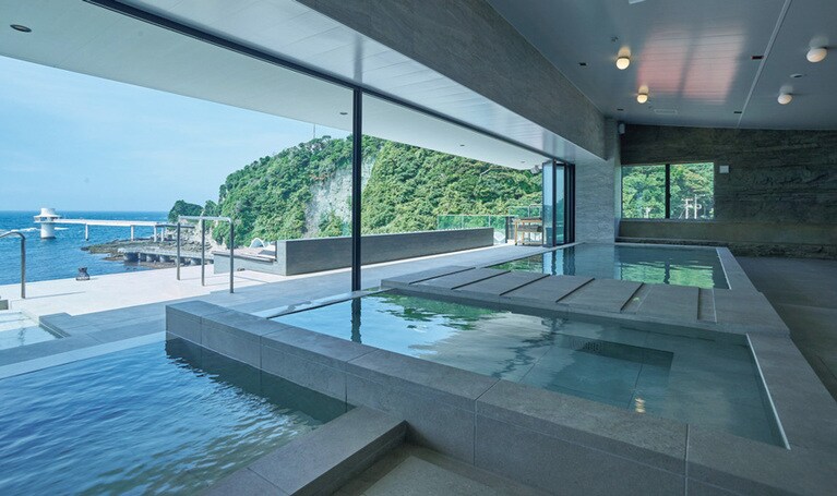 「濃溝温泉 千寿の湯」からの運び湯を使った天然温泉。ビューテラスに出れば、大パノラマがお目見え。（eden　千葉）