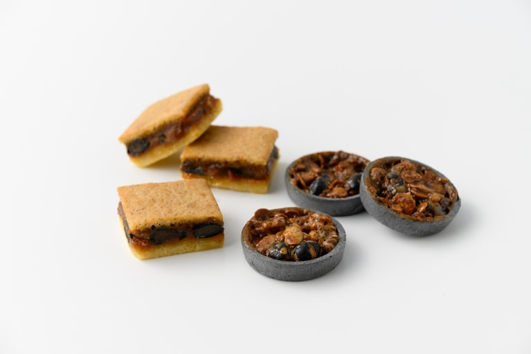 おもたせ（小箱）〈かさね〉 1,242円、おもたせ（小箱）〈さくり〉 918円（各3個入り）。