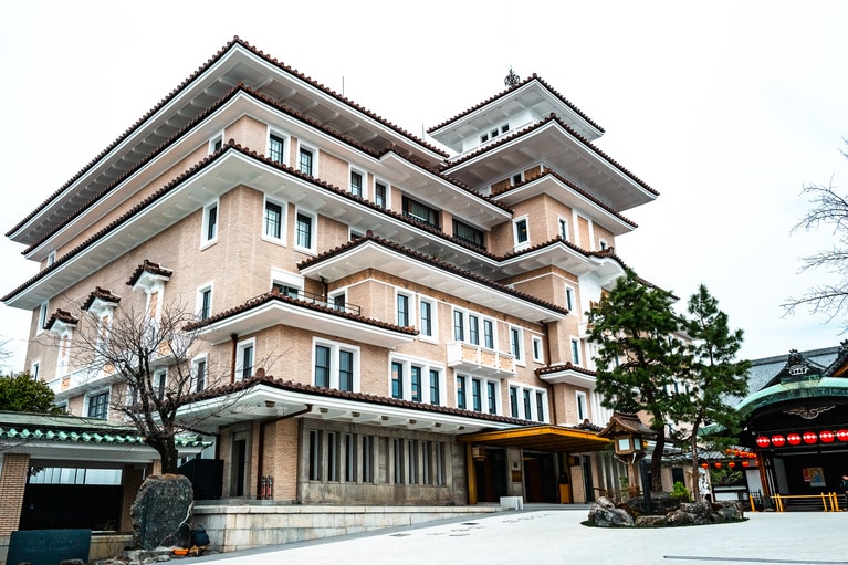 丸ごと芸術作品のようなホテル。外壁のタイルにも目を凝らしたい。