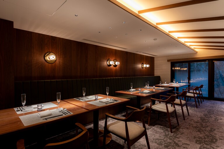 「山ノ麓」のレセプション棟にはレストランを併設。レセプション棟にはコンシェルジュが常駐するほか、バトラーサービスも。