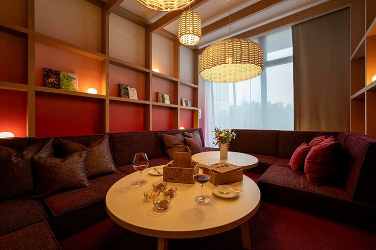 ボルドーを基調にデザインされた客室「ワインスイートメゾネット」。