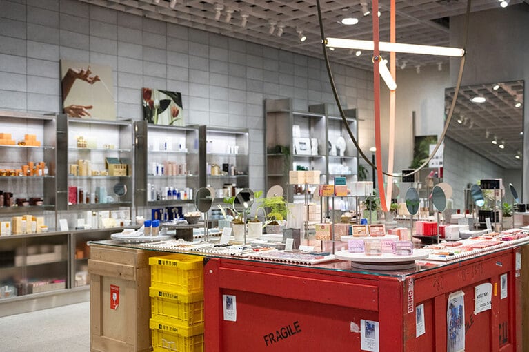 新商品が並んだ空間。