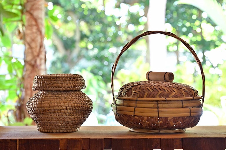 左から、“クージ（トウツルモドキ）”の蓋つき籠 6,875円、“バーキ（竹籠）” 11,000円。