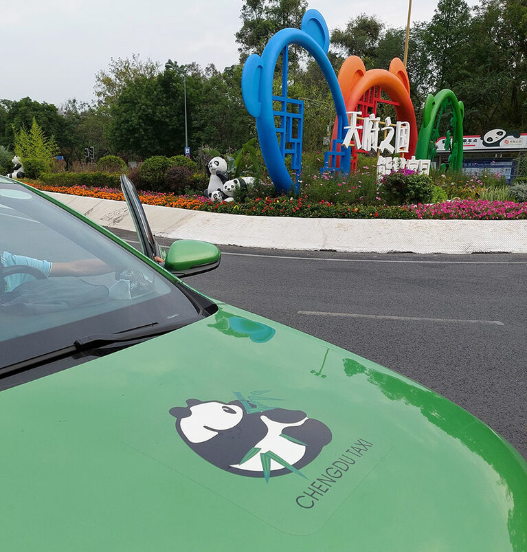 成都を走るタクシー。