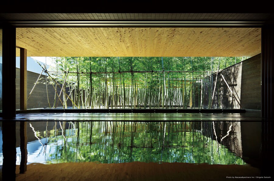 外に広がる竹林が美しい「片岡温泉」は、100％源泉かけ流し。