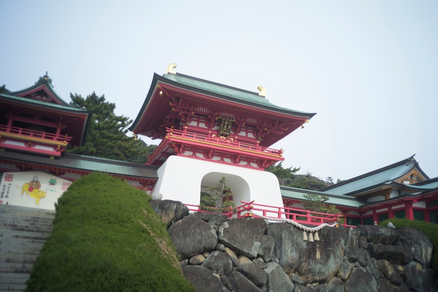 壇ノ浦に向かって開かれた赤間神宮の水天門は、まるで竜宮城のよう。