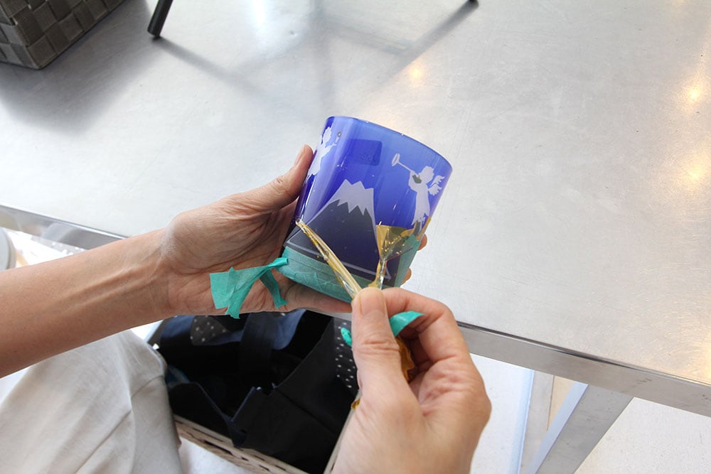 グラスに紙テープを貼って養生し、研磨剤で削った後に剥がす。