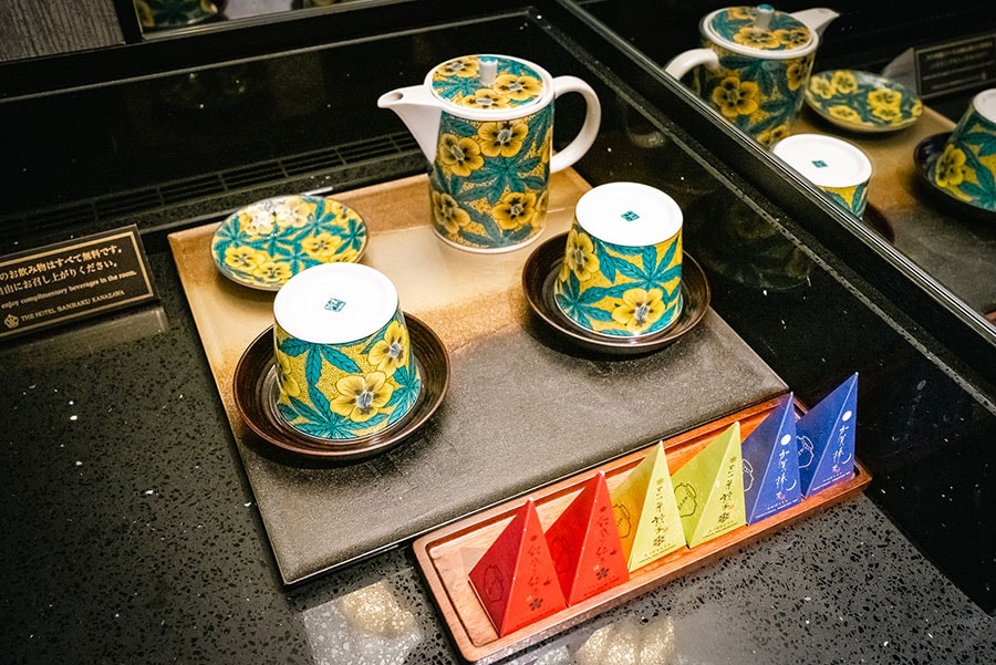 九谷焼の茶器で飲むと、「上林金沢茶舗」のお茶がさらにおいしく感じられます。
