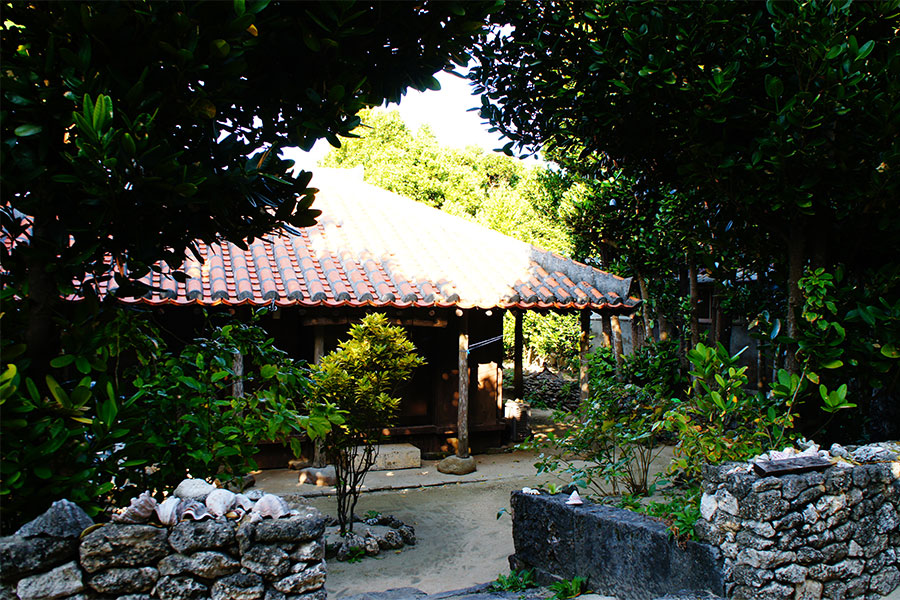 伝統的な家屋に滞在できる「赤瓦の宿ふくぎ屋」。©渡名喜村