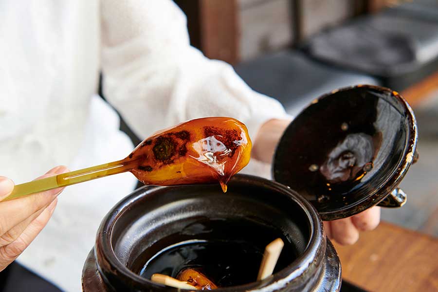 お団子も、石川県産コシヒカリを石臼で丁寧に挽いた粉から作るというこだわりよう。最高の美味を追求して生まれた軽やかで奥深い味わいは、それまでのみたらし団子のイメージを一変させてしまうほど。