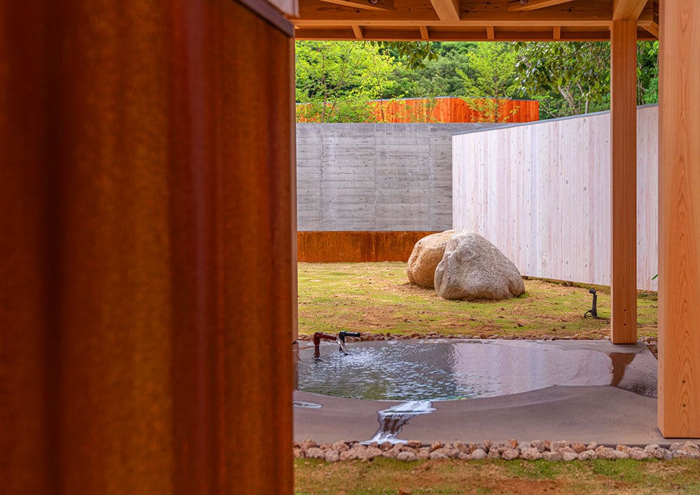 鉄をテーマにした“界鉄 KAI NO TETSU”の露天風呂。