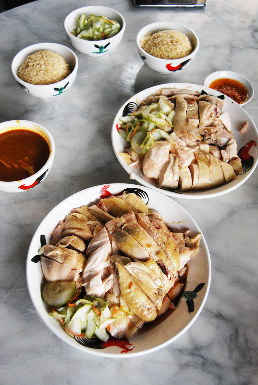 マレーシア・ボルネオ島の町で食べた「海南鶏飯」。しっとりやわらかな肉質で日本人好み。価格は1人前で約250円。
