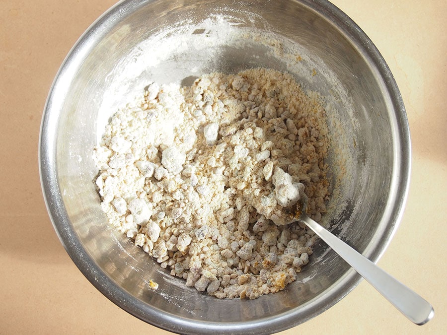(3) 米粉を入れてよく混ぜ合わせます。