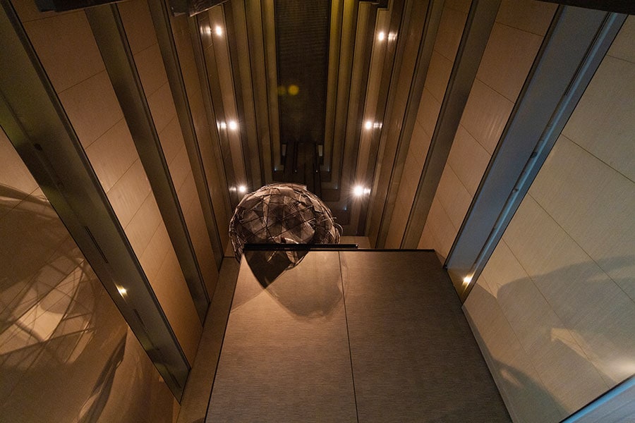 ホテルのロビー階から見上げる吹き抜けのアトリウム。