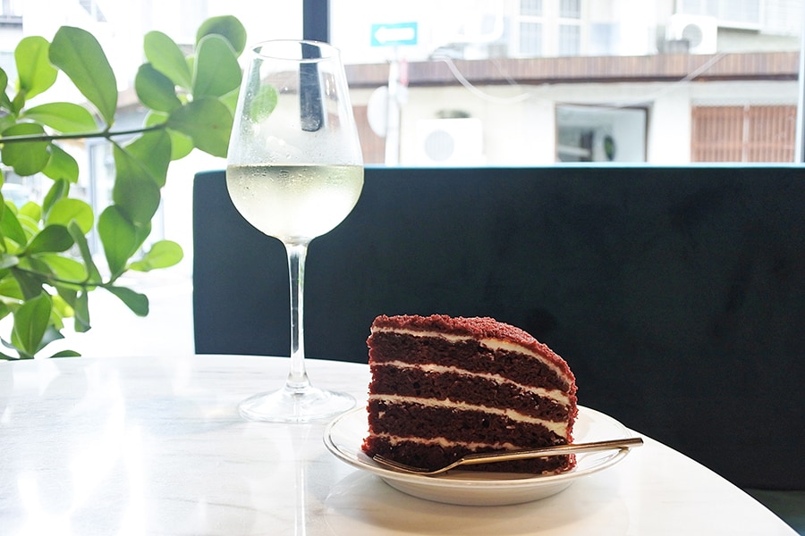 紅絲絨蛋糕(レッドベルベットケーキ)180元と白ワイン。