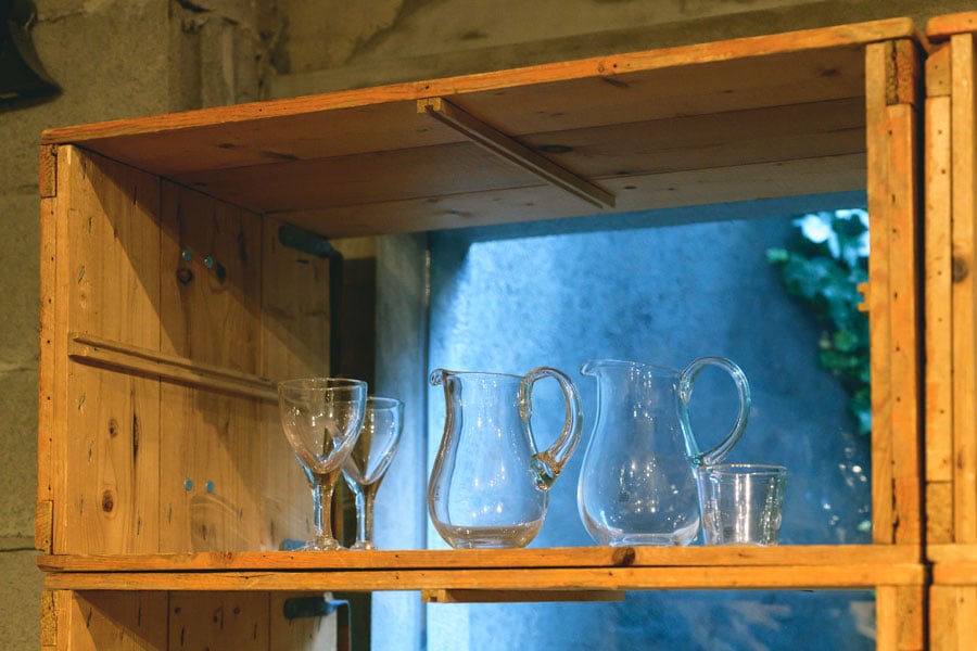 スウェーデンのSKRUFのガラス製品。ワイングラス 各11,300円、ピッチャー左 13,400円、右 14,700円、ウイスキーグラス 5,400円。