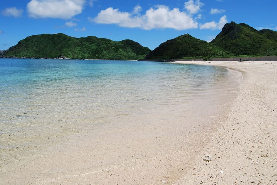 集落の東側にあるあがり浜。沖縄の方言で“あがり”とは、太陽が上がる“東”の意味。©渡名喜村
